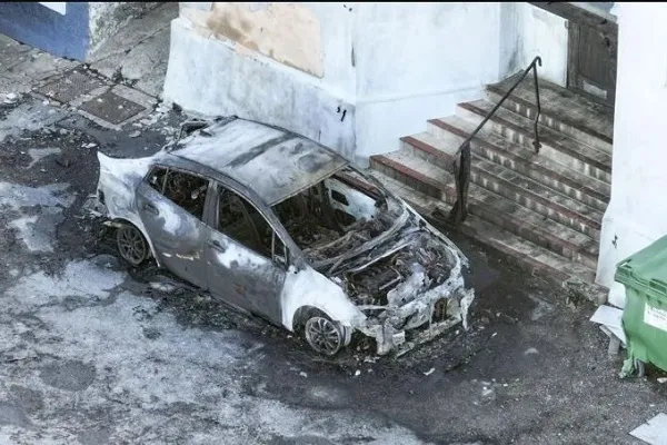 Incêndio Criminoso em Mesquita de East Sussex: Prisão Realizada em Meio a Investigação em Andamento