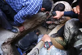 لحظه دفن پیکر شهید مدافع حرم سجاد زبرجدی در گلزار شهدای بهشت زهرا(س)