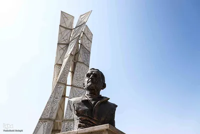 شهریار ایران 
مجسمه استاد شهریار در باغ گلستان (نخستین پارک شهری تبریز)