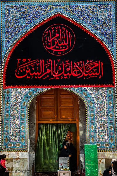 نصب پرچم های سیاه در آستان مقدس امام حسین(ع)