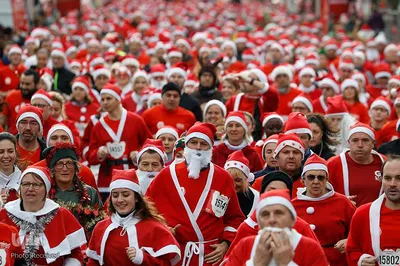 مسابقه دو بابانوئل ها در پاریس فرانسه