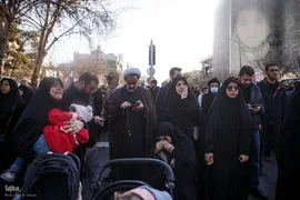 تجمع خودجوش مردم عزادار تهران در میدان انقلاب