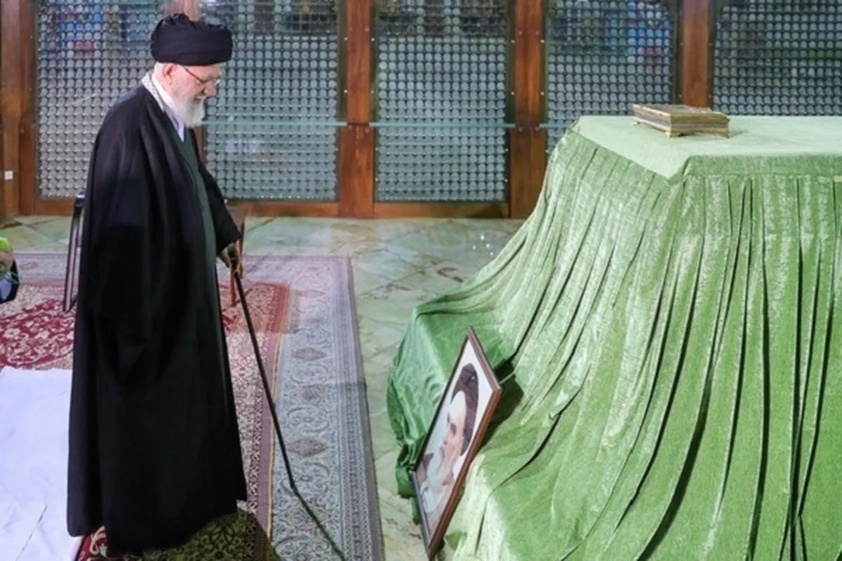 Leader Pays Tribute to Imam Khomeini, Martyrs of Islamic Revolution
