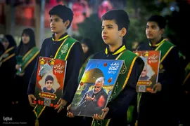 آیین لاله‌گردانی خدام حرم شاهچراغ(ع) در رثای شهادت امام رضا(ع)
