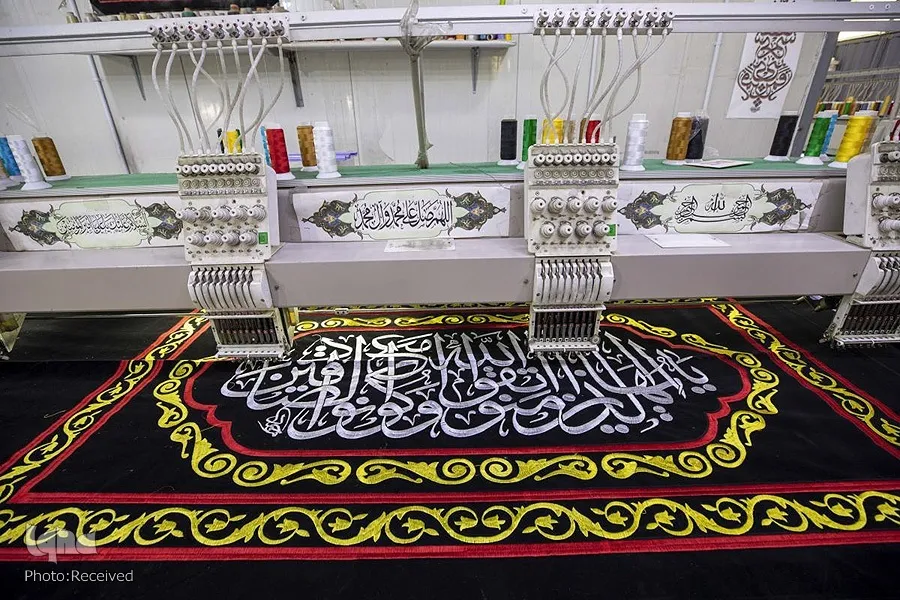 بالصور...الانتهاء من تطريز وخياطة كسوة ضريح الإمامَيْن العسكريّين