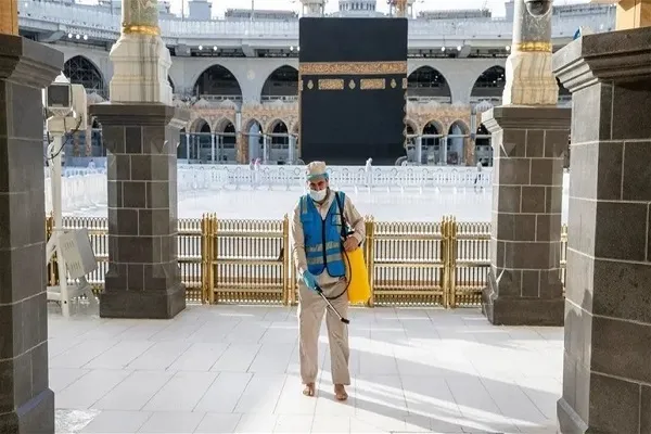 غسل وتعقيم مكبرية المسجد الحرام 7 مرات يومياً