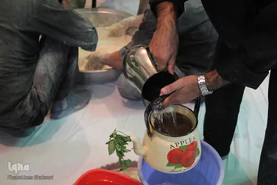 آماده سازی اوماج حلوای سنتی زنجان برای روز عاشورا
