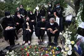 مراسم چهلمین روز درگذشت «مهشاد کریمی» خبرنگار فقید ایسنا در قطعه نام آوران بهشت زهرای تهران