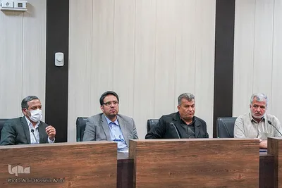 نشست مسئولان مردمی فعالیت‌های قرآنی شیراز با فرماندار
