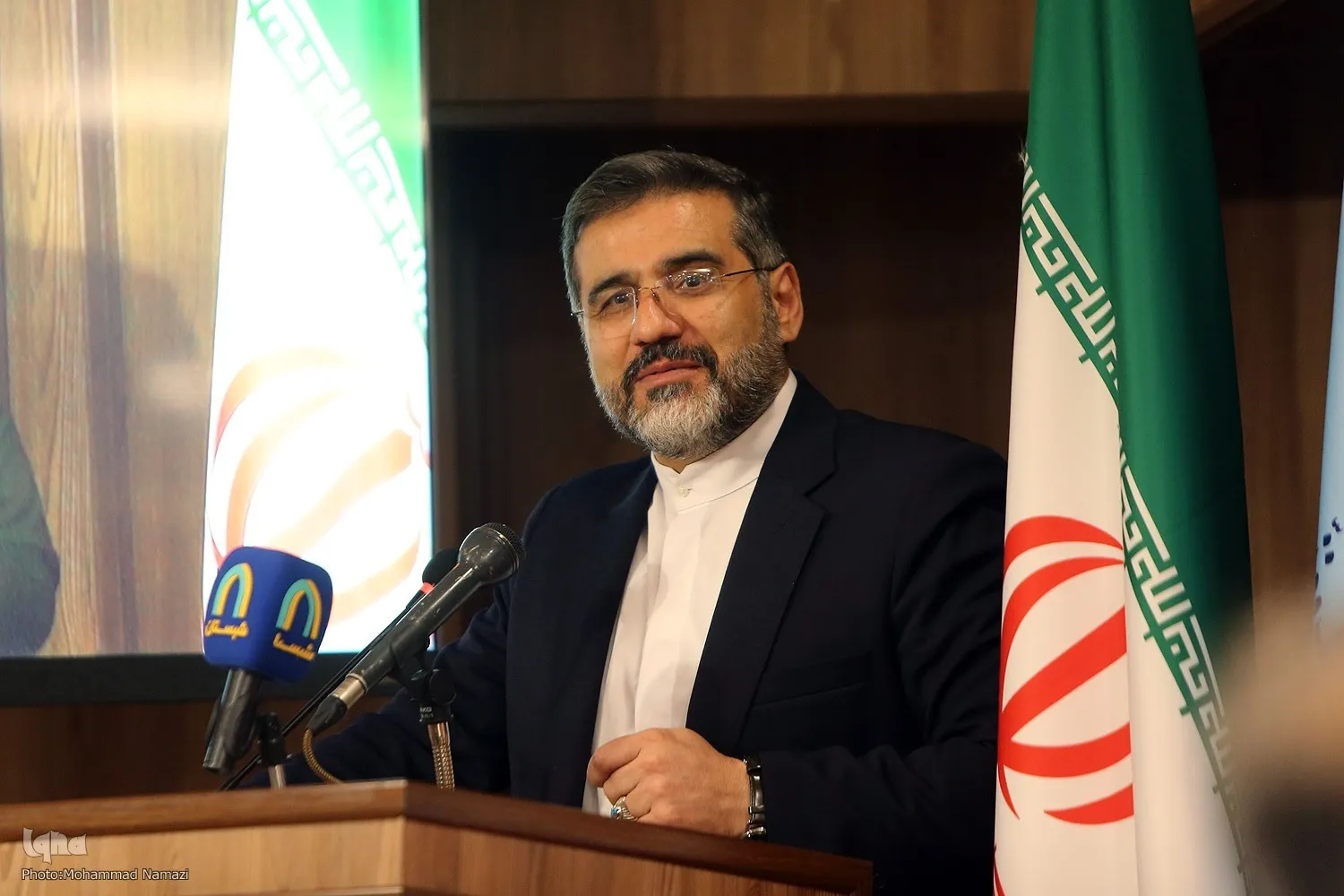 کریم مجتهدی به فلسفه غرب علاقه داشت اما شیفته آن نبود
