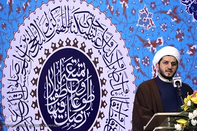  فرزند آیت الله جعفر سبحانی در حال قرائت پیام این مرجع تقلید به این دوره از مسابقات