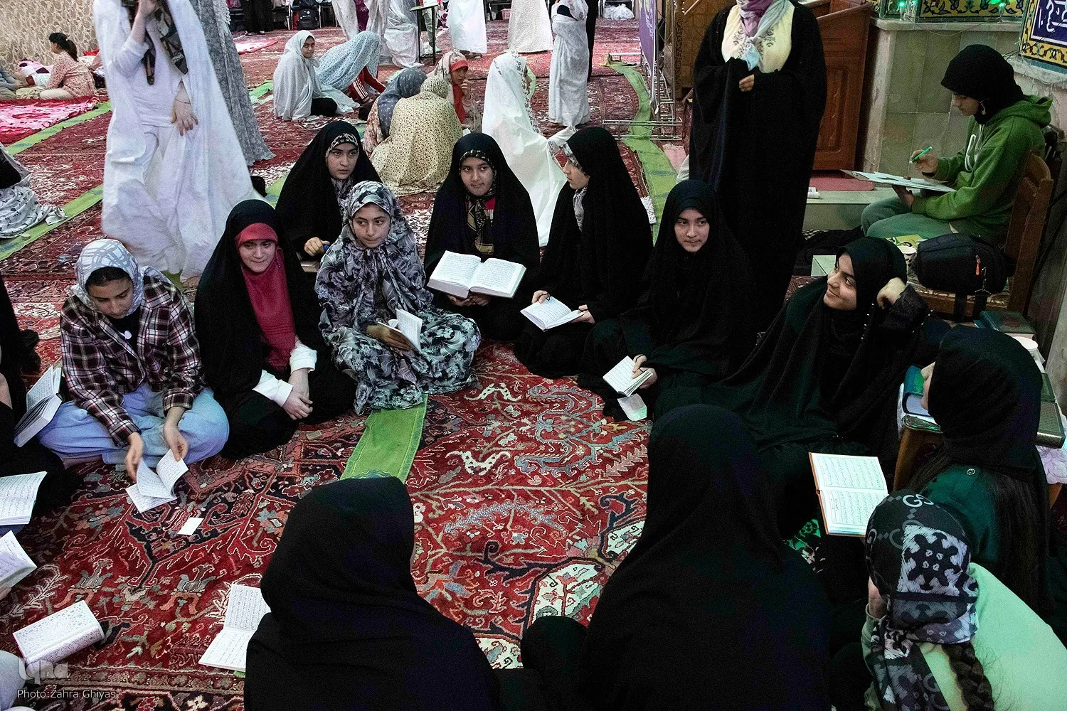 بیش از ۷۰۰ نفر در بندرانزلی معتکف هستند