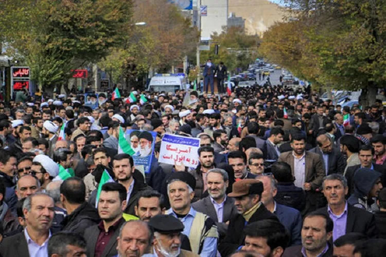 مردم کرمان در حمایت از اقتدار و امنیت کشور راهپیمایی می‌کنند