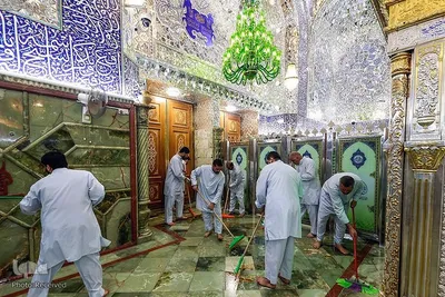 شستشوی اطراف ضریح‌مطهر علوی به مناسبت سالروز ولادت امیرالمومنین حضرت علی (ع)