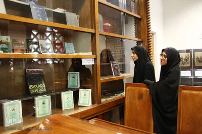 بازدید شرکت کنندگان مسابقات قرآن دانش آموزی از آرامگاه بوعلی سینا
