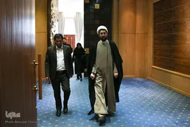 ورود حجت‌الاسلام والمسلمین مصطفی رستمی، نماینده مقام معظم رهبری در دانشگاه ها به سالن برگزاری اختتامیه دهمین جشنواره بین‌المللی فارابی