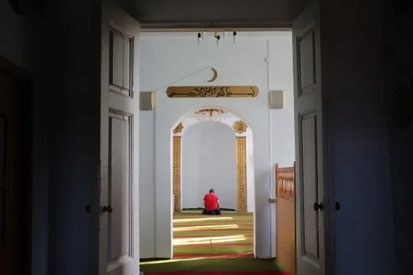 Kazakistan’da inşasında at sütü kullanılan asırlık cami orijinal rengini koruyor