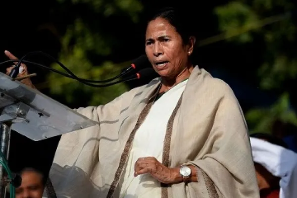 রোহিঙ্গারা সন্ত্রাসী নয়, তাদের সহযোগিতা করুন : টুইট বার্তায় মমতা