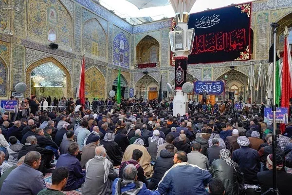 Un gran número de peregrinos visitan el Santuario Sagrado del Imam Ali en el aniversario del martirio de Hazrat Zahra