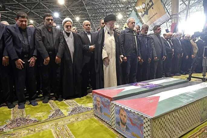 Ayətullah Xamenei şəhid Həniyyəyə cənazə namazı qılıb