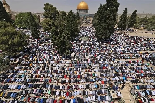 هزاران فلسطینی نماز صبح را در مسجدالاقصی اقامه کردند