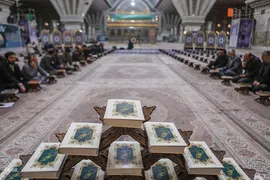 مراسم نثار تاج گل و تجدید بیعت جامعه قرآنی با آرمان‌های امام خمینی(ره) و مقام معظم رهبری