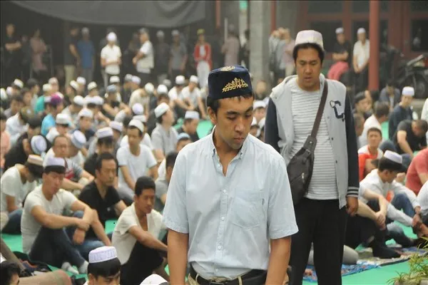 Demo Muslim China dalam Memprotes Penghancuran Sebuah Masjid Bersejarah