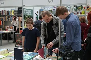 Libros islámicos expuestos en la Feria del Libro de Moscú