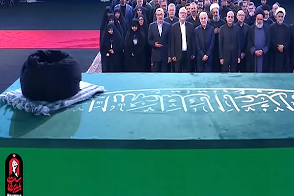 شاهد بالفيديو...عائلة الشهيد نصر الله تُقدّم واجب العزاء أمام الجثمان الطاهر للقائد الشهيد