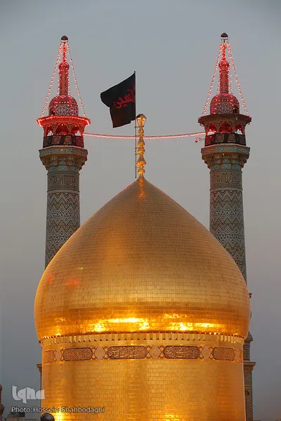 تعویض پرچم گنبد حرم رضوی در آغاز ماه محرم