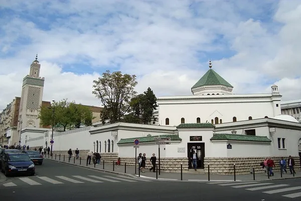 Fransa'da yılbaşından bu yana onlarca cami kapatıldı