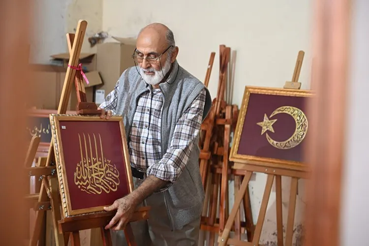 Emekli öğretmen ekin saplarını hat çalışmasıyla sanat eserine dönüştürüyor