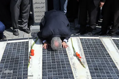 حضور محمدعلی نجفی، شهردار تهران بر مزار شهدای هشت سال دفاع مقدس