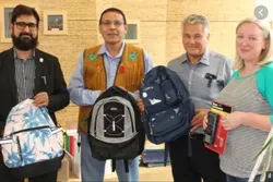 Canada : les musulmans offrent des cartables et des fournitures scolaires à deux écoles catholiques