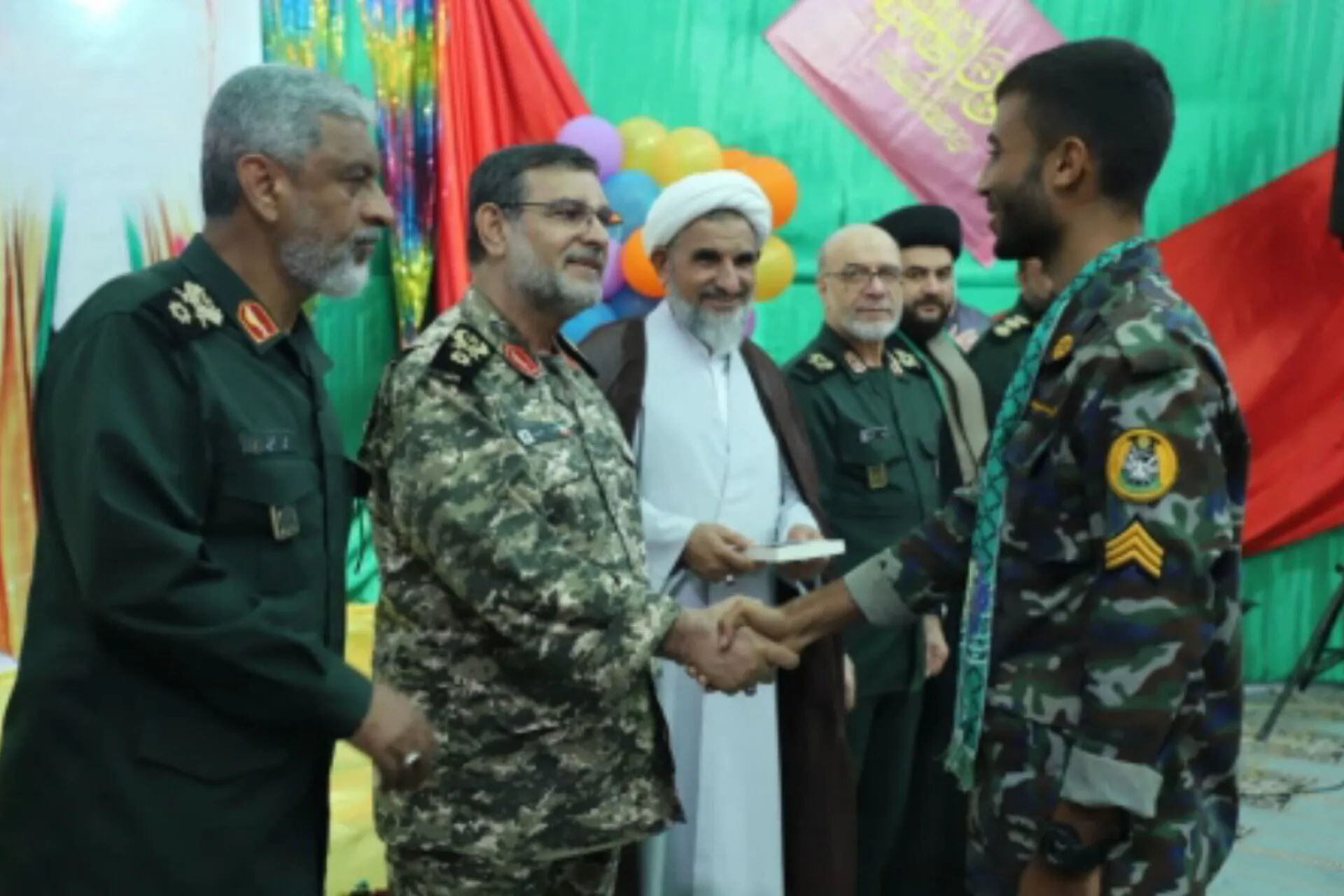 اهدای عیدانه رهبر معظم انقلاب به دریادلان حاضر در جزایر نازعات