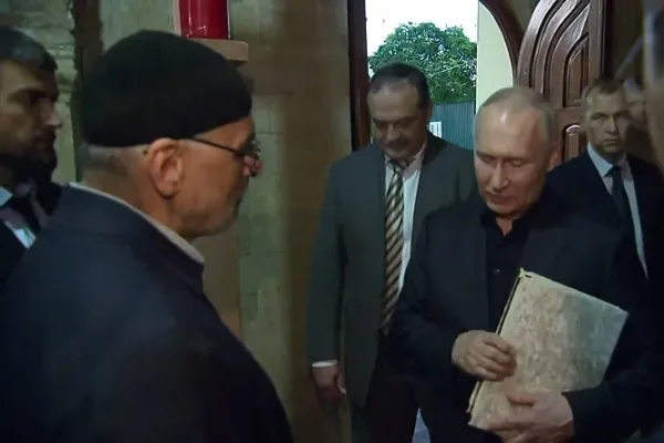 Penghargaan Al-Azhar atas aksi + video Al-Quran Putin