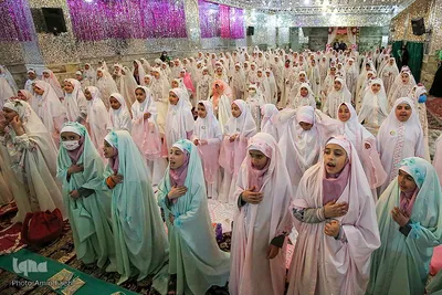 آیین جشن تکلیف جمعی از دختران دانش‌آموز شیرازی در آستان مطهر حضرت شاهچراغ (ع)