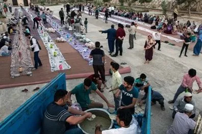 سفره ۵ کیلومتری افطار برای سیل‌زدگان آق‌قلا