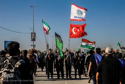 شعار اربعین حسینی امسال، «الحسين يجمعنا» بود، به معنی عشق به حسین(ع) ما را گردهم آورده است. معنای واقعی این جمله به وضوح در این راهپیمایی با حضور مردم از سراسر دنیا مشهود بود.