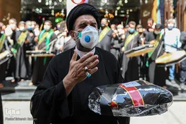 پرچم عزا بر فراز حسینیه کربلایی‌های تهران