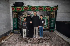 جلال خلج و همسرش الهه سادات مخبر ۱۵سال است که بانی مراسم عزاداری حسینی است. آنان امسال مجبور شدند مراسم را به شکل خصوصی برگزار کنند، میهمان‌ها کمتر شدند و آقایان در حیاط و خانم‌ها در داخل منزل سوگواری کردند. کرونا باعث شد بیشتر بفهمیم عشق امام حسین(ع) در قلب‌های شیعیان زنده است
