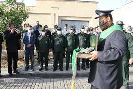 اهتزاز پرچم متبرک به نام امام حسین(ع) در بین‌الحرمین شیراز‎‎