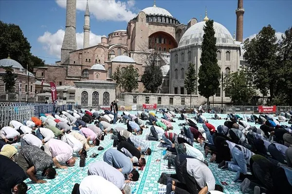 Ayasofya Camii'ne yoğun ilgi devam ediyor