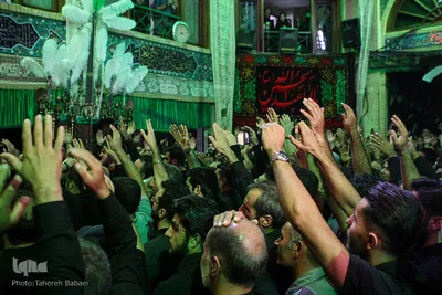 آیین سنتی نخل گردانی و عزاداری ظهر عاشورا در تکیه بزرگ تجریش