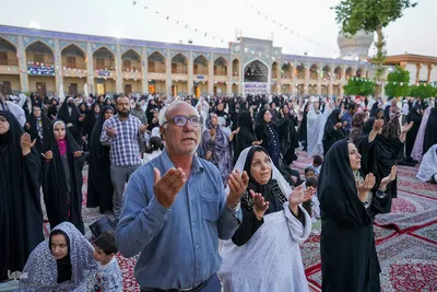 قرائت دعای توسل جهت سلامتی رئیس جمهور در حرم حضرت شاهچراغ (ع)