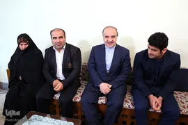 تجلیل رهبر انقلاب از پهلوان علیرضا کریمی