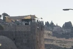 Əqsa məscidinin üzərində nəzarətçi otağı tikdilər