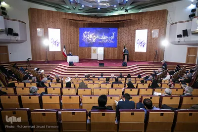 مراسم رونمایی از مجموعه دوازده جلدی گام به گام با امام 