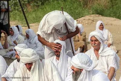 مراسم غسل تعمید منداییان در کنار رودخانه کارون