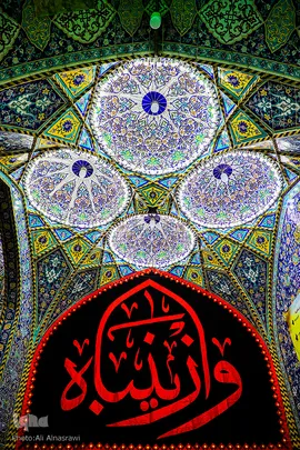 نصب پرچم های سیاه در آستان مقدس امام حسین(ع)